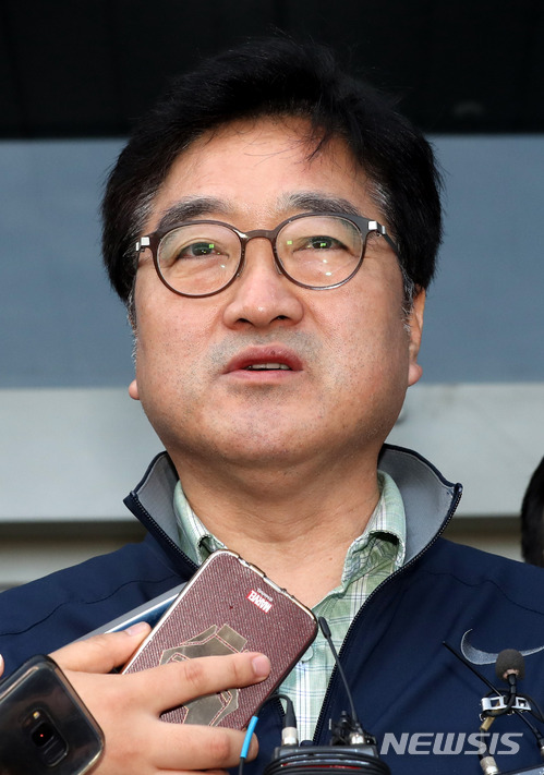 【서울=뉴시스】임태훈 기자 = 우원식 더불어민주당 원내대표가 5일 오후 서울 국회 본청 앞에서 드루킹 특검을 촉구하며 3일째 노숙 단식을 하던 중 괴한에게 턱을 가격당해 119 구급차에 실려간 김성태 자유한국당 원내대표의 병문안을 마친 후 여의도성모병원에서 취재진의 질문에 답변하고 있다. 2018.05.05. taehoonlim@newsis.com