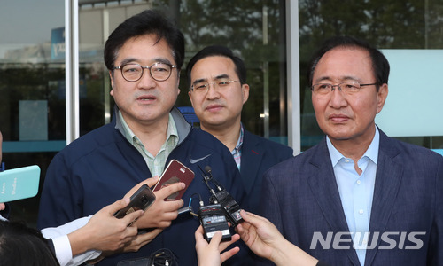 【서울=뉴시스】임태훈 기자 = 우원식(왼쪽) 더불어민주당, 노회찬 정의당 원내대표가 5일 오후 서울 국회 본청 앞에서 드루킹 특검을 촉구하며 3일째 노숙 단식을 하던 중 괴한에게 턱을 가격당해 119 구급차에 실려간 김성태 자유한국당 원내대표의 병문안을 마친 후 여의도성모병원에서 취재진의 질문에 답변하고 있다. 2018.05.05. taehoonlim@newsis.com