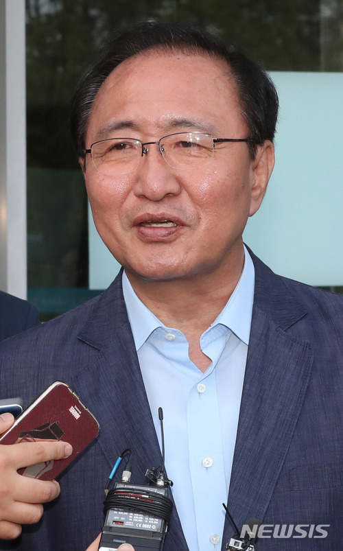 【서울=뉴시스】임태훈 기자 = 노회찬 정의당 원내대표가 5일 오후 서울 국회 본청 앞에서 드루킹 특검을 촉구하며 3일째 노숙 단식을 하던 중 괴한에게 턱을 가격당해 119 구급차에 실려간 김성태 자유한국당 원내대표의 병문안을 마친 후 여의도성모병원에서 취재진의 질문에 답변하고 있다. 2018.05.05. taehoonlim@newsis.com