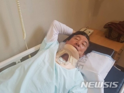 【서울=뉴시스】임태훈 기자 = 5일 오후 서울 국회 본청 앞에서 드루킹 특검을 촉구하며 3일째 노숙 단식을 하던 중 괴한에게 턱을 가격당해 치료를 받은 김성태 자유한국당 원내대표가 목에 깁스를 하고 여의도성모병원 응급실에 누워있다. 2018.05.05.(사진=자유한국당 제공)&nbsp; photo@newsis.com 