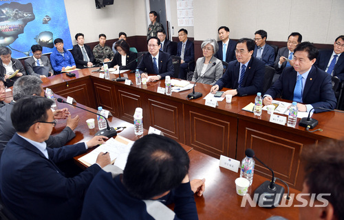 【서울=뉴시스】임태훈 기자 = 서해 북방한계선(NLL)의 평화지대화를 명시한 판문점 선언과 관련해 송영무 국방, 조명균 통일, 강경화 외교, 김영춘 해양수산부 장관이 5일 합동으로 연평도를 방문, 인천 옹진군 연평부대에서 주민들을 만나 의견을 수렴을 하고 있다.&nbsp; 남북 정상은 지난달 27일 합의한 판문점 선언에서 “남과 북은 서해 북방한계선 일대를 평화수역으로 만들어 우발적인 군사적 충돌을 방지하고 안전한 어로 활동을 보장하기 위한 실제적인 대책을 세워나가기로 하였다"고 밝힌 바 있다. 2018.05.05.(사진=국방부 제공) photo@newsis.com