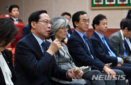 【서울=뉴시스】임태훈 기자 = 서해 북방한계선(NLL)의 평화지대화를 명시한 판문점 선언과 관련해 송영무 국방, 조명균 통일, 강경화 외교, 김영춘 해양수산부 장관이 5일 합동으로 백령도를 방문했다. 송 장관이 인천 옹진군 해병6여단에서 발언하고 있다.&nbsp;&nbsp; 남북 정상은 지난달 27일 합의한 판문점 선언에서 “남과 북은 서해 북방한계선 일대를 평화수역으로 만들어 우발적인 군사적 충돌을 방지하고 안전한 어로 활동을 보장하기 위한 실제적인 대책을 세워나가기로 하였다"고 밝힌 바 있다. 2018.05.05.(사진=국방부 제공) photo@newsis.com