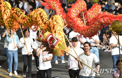 【대구=뉴시스】우종록 기자 =대구시 대표축제인 ‘2019대구컬러풀페스티벌’이 5월 4일부터 5일까지 이틀간 매일 오후 1시부터 국채보상로(서성네거리~종각네거리)에서 개최된다. 사진은 지난해 5월 5일 열린 컬러풀대구페스티벌 메인 공연인 ‘컬러풀 퍼레이드’가 펼쳐지고 있는 모습이다. 2019.04.24. wjr@newsis.com