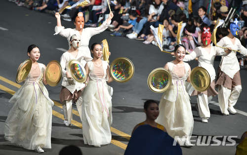 【대구=뉴시스】우종록 기자 = 2018 컬러풀대구페스티벌이 열린 지난해 5월 5일 오후 대구 중구 국채보상로 일대에서 메인 공연인 ‘컬러풀 퍼레이드’가 펼쳐지고 있는 모습이다. 2019.04.17. wjr@newsis.com