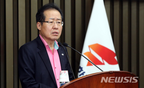 【서울=뉴시스】임태훈 기자 = 김성태 자유한국당 원내대표 드루킹 특검을 촉구하며 3일째 노숙 단식을 하던 중 괴한에게 턱을 가격당해 치료를 받은 5일 오후 서울 여의도 국회 본청에서 열린 긴급 비상의원총회에서 홍준표 대표가 발언하고 있다. 2018.05.05. taehoonlim@newsis.com