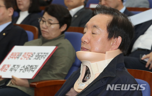 【서울=뉴시스】임태훈 기자 = 5일 오후 드루킹 특검을 촉구하며 3일째 노숙 단식을 하던 중 괴한에게 턱을 가격당해 치료를 받은 김성태 자유한국당 원내대표가 이날 밤 서울 여의도 국회 본청에서 열린 긴급 비상의원총회에 목 깁스를 하고 참석해 홍준표 대표의 발언을 듣고 있다. 2018.05.05. taehoonlim@newsis.com