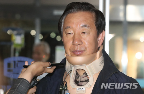【서울=뉴시스】임태훈 기자 = 5일 오후 서울 국회 본청 앞에서 드루킹 특검을 촉구하며 3일째 노숙 단식을 하던 중 괴한에게 턱을 가격당해 치료를 받은 김성태 자유한국당 원내대표가 목에 깁스를 하고 여의도성모병원 응급실을 나서며 취재진의 질문을 듣고 있다. 2018.05.05. taehoonlim@newsis.com