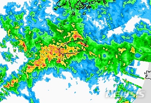 【제주=뉴시스】우장호 기자 = 6일 현재 제주도 상공 기상청 레이더 영상. 기상청에 따르면 7일 낮까지 제주도 산지를 비롯한 남부, 서부 지역에 최고 200㎜ 가량의 많은 비가 예상된다. 2018.05.06. (자료=기상청 제공) woo1223@newsis.com