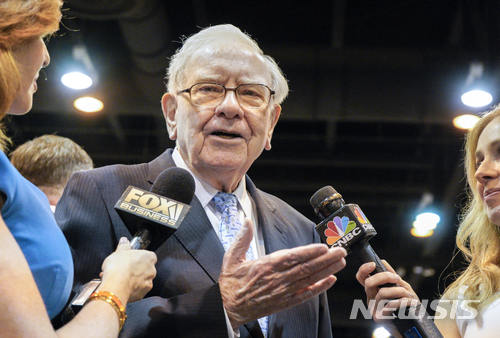 【오마하(미 네브래스카주)=AP/뉴시스】워런 버핏 버크셔 해서웨이 회장이 5일 네브래스카주 오마하에서 열린 연례 주주들과의 만남에서 기자들과 이야기를 나누고 있다. 버핏 회장은 미국과 중국 모두 무역으로 많은 이득을 보고 있기 때문에 양국이 전면적인 무역전쟁을 일으키지는 않을 것이라고 말했다. 2018.5.6 