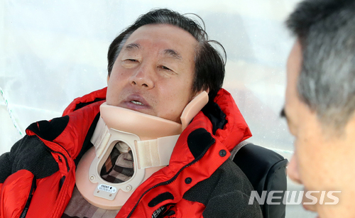 【서울=뉴시스】이종철 기자 = 단식 농성장에 복귀한 자유한국당 김성태 원내대표가 6일 오전 서울 여의도 국회 본청 앞에서 ‘드루킹 사건’과 관련해 특검을 요구하며 투쟁을 이어가고 있다. 김 원내대표는 현재까지 의료진의 권고에도 수액 맞는 것을 거부 중이다. 원내대표는 지난 5일 오후 한 괴한에게 당해 병원으로 이송 후 치료를 받았다. 같은날 밤 9시에는 긴급의총을 열고 야당에 대한 정치 테러로 규정하고 초강경 대응하기로 결정한 뒤 단식 농성장에 복귀했다. 2018.05.06.&nbsp; jc4321@newsis.com