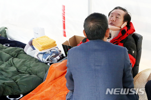 【서울=뉴시스】이종철 기자&nbsp; = 단식 농성장에 복귀한 자유한국당 김성태 원내대표가&nbsp; 6일 오전 서울 여의도 국회 본청 앞에서 ‘드루킹 사건’과 관련해 특검을 요구하며 투쟁을 이어가고 있다.김 원내대표는 현재까지 의료진의 권고에도 수액 맞는 것을 거부 중이다. 원내대표는 지난 5일 오후 한 괴한에게 당해 병원으로 이송 후 치료를 받았다. 같은날 밤 9시에는 긴급의총을 열고 야당에 대한 정치 테러로 규정하고 초강경 대응하기로 결정한 뒤 단식 농성장에 복귀했다. 2018.05.06.&nbsp; jc4321@newsis.com