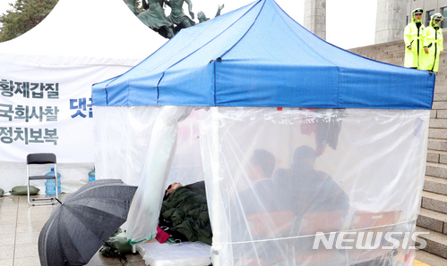【서울=뉴시스】이종철 기자&nbsp; = 단식 농성장에 복귀한 자유한국당 김성태 원내대표가&nbsp; 6일 오전 서울 여의도 국회 본청 앞에서 ‘드루킹 사건’과 관련해 특검을 요구하며 투쟁을 이어가고 있다.김 원내대표는 현재까지 의료진의 권고에도 수액 맞는 것을 거부 중이다. 원내대표는 지난 5일 오후 한 괴한에게 당해 병원으로 이송 후 치료를 받았다. 같은날 밤 9시에는 긴급의총을 열고 야당에 대한 정치 테러로 규정하고 초강경 대응하기로 결정한 뒤 단식 농성장에 복귀했다. 2018.05.06.&nbsp; jc4321@newsis.com