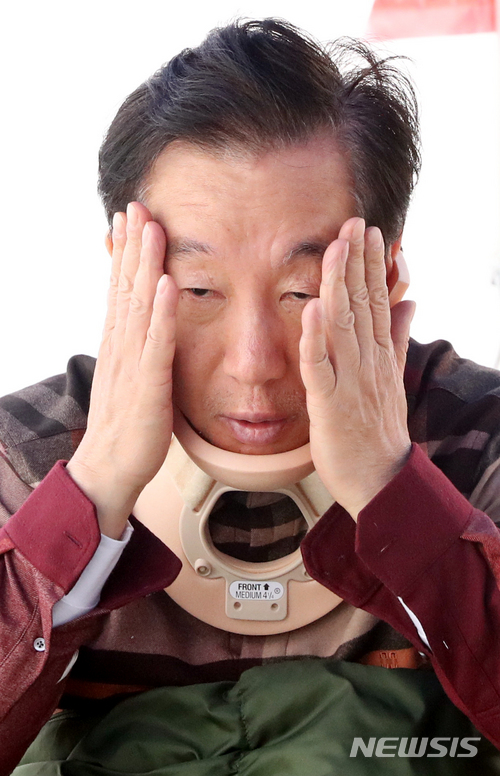 【서울=뉴시스】이종철 기자&nbsp; = 단식 농성장에 복귀한 자유한국당 김성태 원내대표가&nbsp; 6일 오전 서울 여의도 국회 본청 앞에서 ‘드루킹 사건’과 관련해 특검을 요구하며 투쟁을 이어가고 있다.김 원내대표는 현재까지 의료진의 권고에도 수액 맞는 것을 거부 중이다. 원내대표는 지난 5일 오후 한 괴한에게 당해 병원으로 이송 후 치료를 받았다. 같은날 밤 9시에는 긴급의총을 열고 야당에 대한 정치 테러로 규정하고 초강경 대응하기로 결정한 뒤 단식 농성장에 복귀했다. 2018.05.06.&nbsp; jc4321@newsis.com