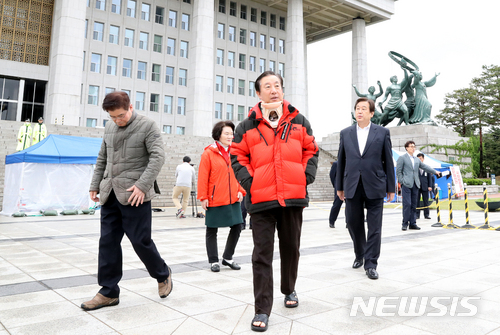 【서울=뉴시스】이종철 기자 = 6일 오후 자유한국당 김성태 원내대표가 서울 여의도 국회 본청 앞 단식 농성장을 나와서 김무성 의원과 국회를 산책하고 있다. 김 원내대표는 현재까지 의료진의 권고에도 수액 맞는 것을 거부 중이다. 원내대표는 지난 5일 오후 한 괴한에게 당해 병원으로 이송 후 치료를 받았다. 같은날 밤 9시에는 긴급의총을 열고 야당에 대한 정치 테러로 규정하고 초강경 대응하기로 결정한 뒤 단식 농성장에 복귀했다. 2018.05.06.&nbsp; jc4321@newsis.com