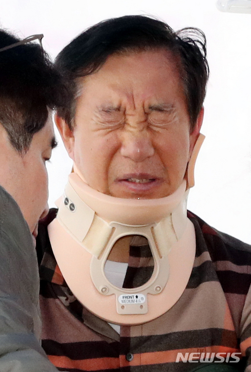 【서울=뉴시스】이종철 기자&nbsp; = 6일 오후 자유한국당 김성태 원내대표가 서울 여의도 국회 본청 앞 단식 농성장서 고통을 호소하고 있다.김 원내대표는 현재까지 의료진의 권고에도 수액 맞는 것을 거부 중이다. 원내대표는 지난 5일 오후 한 괴한에게 당해 병원으로 이송 후 치료를 받았다. 같은날 밤 9시에는 긴급의총을 열고 야당에 대한 정치 테러로 규정하고 초강경 대응하기로 결정한 뒤 단식 농성장에 복귀했다. 2018.05.06.&nbsp; jc4321@newsis.com