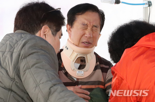 【서울=뉴시스】이종철 기자 = 6일 오후 자유한국당 김성태 원내대표가 서울 여의도 국회 본청 앞 단식 농성장서 고통을 호소하고 있다.김 원내대표는 현재까지 의료진의 권고에도 수액 맞는 것을 거부 중이다. 원내대표는 지난 5일 오후 한 괴한에게 당해 병원으로 이송 후 치료를 받았다. 같은날 밤 9시에는 긴급의총을 열고 야당에 대한 정치 테러로 규정하고 초강경 대응하기로 결정한 뒤 단식 농성장에 복귀했다. 2018.05.06. jc4321@newsis.com
