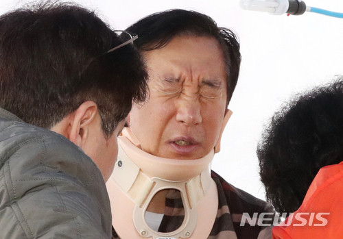 【서울=뉴시스】이종철 기자 = 6일 오후 자유한국당 김성태 원내대표가 서울 여의도 국회 본청 앞 단식 농성장서 고통을 호소하고 있다. 김 원내대표는 현재까지 의료진의 권고에도 수액 맞는 것을 거부 중이다. 원내대표는 지난 5일 오후 한 괴한에게 당해 병원으로 이송 후 치료를 받았다. 같은날 밤 9시에는 긴급의총을 열고 야당에 대한 정치 테러로 규정하고 초강경 대응하기로 결정한 뒤 단식 농성장에 복귀했다. 2018.05.06.&nbsp; jc4321@newsis.com