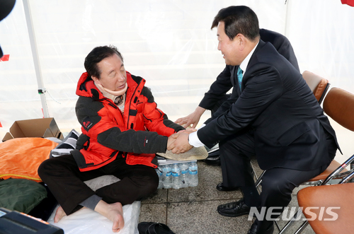 【서울=뉴시스】이종철 기자 = 6일 오후 바른미래당 박주선 공동대표가 서울 여의도 국회 본청 앞 단식 농성장서 농성중인 자유한국당 김성태 원내대표를 찾아 위로하고 있다.김 원내대표는 현재까지 의료진의 권고에도 수액 맞는 것을 거부 중이다. 원내대표는 지난 5일 오후 한 괴한에게 당해 병원으로 이송 후 치료를 받았다. 같은날 밤 9시에는 긴급의총을 열고 야당에 대한 정치 테러로 규정하고 초강경 대응하기로 결정한 뒤 단식 농성장에 복귀했다. 2018.05.06.&nbsp; jc4321@newsis.com