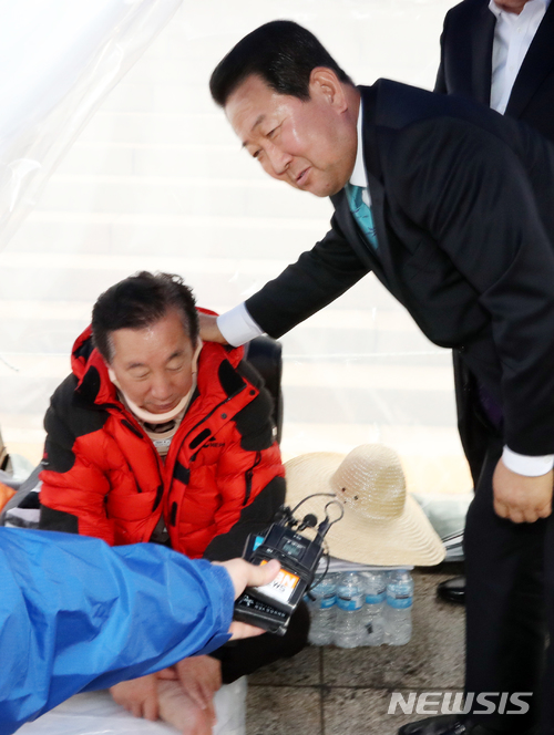 【서울=뉴시스】이종철 기자&nbsp; = 6일 오후 바른미래당 박주선 공동대표가 서울 여의도 국회 본청 앞 단식 농성장서 농성중인 자유한국당 김성태 원내대표를 찾아 위로하고 있다.김 원내대표는 현재까지 의료진의 권고에도 수액 맞는 것을 거부 중이다. 원내대표는 지난 5일 오후 한 괴한에게 당해 병원으로 이송 후 치료를 받았다. 같은날 밤 9시에는 긴급의총을 열고 야당에 대한 정치 테러로 규정하고 초강경 대응하기로 결정한 뒤 단식 농성장에 복귀했다. 2018.05.06.&nbsp; jc4321@newsis.com