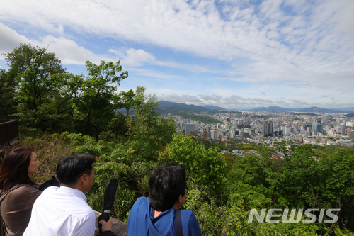 【서울=뉴시스】배훈식 기자 = 아침부터 내린 비가 그치고 맑은 날씨를 보인 6일 오후 서울 중구 남산공원에서 시민들이 탁 트인 서울 도심을 바라보고 있다. 2018.05.06. dahora83@newsis.com
