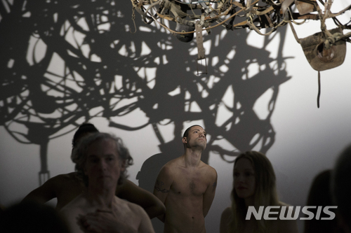 파리 미술관 사상 첫 누드 관람…"알몸으로 예술 느끼자"