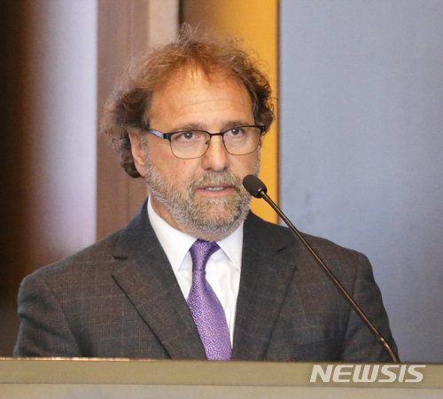  【서울=뉴시스】 리차드 글릭크만 오리니아 CEO가 신약 보클로스포린에 대해 설명하고 있다.