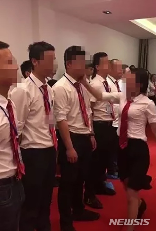 【서울=뉴시스】문예성 기자 = 중국의 후베이성 이창의 한 부동산 중개기업이 직원들의 근무 태도가 불량하다며 뺨을 때리거나, 바닥에 엎드려 기어다니게 하는 등 갑질 경영을 한다는 주장이 제기돼 네티즌의 분노를 자아냈다. 해당 회사 여성 매니저가 남자직원들의 뺨을 때치는 모습. (사진출처: 중국 동영상 매체 먀오파이) 2018.05.07