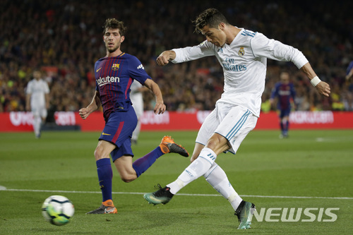 【바르셀로나=AP/뉴시스】슈팅 시도하는 레알 마드리드 크리스티아누 호날두 