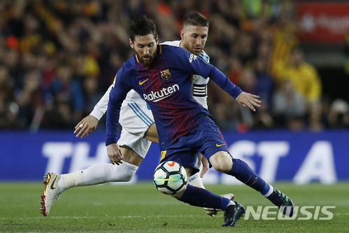 【바르셀로나=AP/뉴시스】 돌파 시도하는 FC 바르셀로나 리오넬 메시