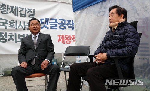 【서울=뉴시스】홍효식 기자 = 충남 천안갑 국회의원 보궐선거 불출마 의사를 밝힌 이완구 전 국무총리가 7일 오전 서울 여의도 국회 본청 앞에서 드루킹 특검 도입을 요구하며 5일째 무기한 노숙·단식 투쟁을 하고 있는 자유한국당 김성태 원내대표를 찾아 대화를 나누고 있다. 2018.05.07. yesphoto@newsis.com