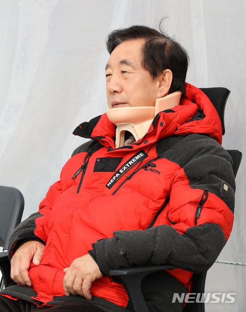 【서울=뉴시스】홍효식 기자 = 자유한국당 김성태 원내대표가 7일 오전 서울 여의도 국회 본청 앞에서 드루킹 특검 도입을 요구하며 5일째 무기한 노숙·단식 투쟁을 하고 있다. 2018.05.07.&nbsp; yesphoto@newsis.com