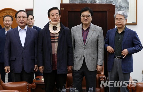 【서울=뉴시스】홍효식 기자 = 7일 오전 서울 여의도 국회 운영위원장실에서 열린 여야 교섭단체 원내대표 회동에 앞서 평화와정의 노회찬(왼쪽부터), 자유한국당 김성태, 더불어민주당 우원식, 바른미래당 김동철 원내대표가 기념촬영을 하고 있다. 2018.05.07.&nbsp; yesphoto@newsis.com