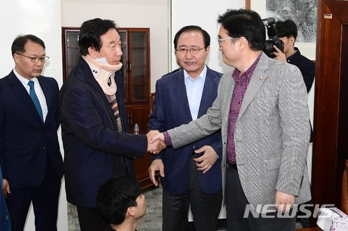 【서울=뉴시스】홍효식 기자 = 7일 오전 서울 여의도 국회 운영위원장실에서 열린 여야 교섭단체 원내대표 회동에 앞서 자유한국당 김성태(왼쪽), 더불어민주당 우원식 원내대표가 악수하고 있다. 가운데는 평화와정의 노회찬 원내대표. 2018.05.07.&nbsp; photo@newsis.com