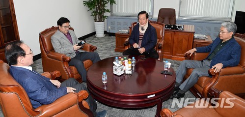 【서울=뉴시스】홍효식 기자 = 평화와정의 노회찬(왼쪽부터), 더불어민주당 우원식, 자유한국당 김성태, 바른미래당 김동철 원내대표가 7일 오전 서울 여의도 국회 운영위원장실에서 여야 교섭단체 원내대표 회동을 하고 있다. 2018.05.07. photo@newsis.com