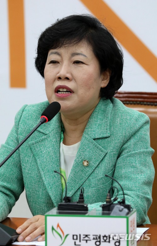 【서울=뉴시스】홍효식 기자 = 민주평화당 조배숙 대표가 7일 오전 서울 여의도 국회에서 취임 100일 기자간담회를 하고 있다. 2018.05.07. yesphoto@newsis.com