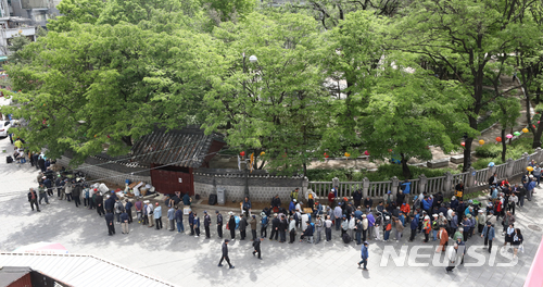 【서울=뉴시스】고승민 기자 = 어버이날을 하루 앞둔 7일 오전 서울 탑골공원 옆 노인무료급식소를 찾은 노인들이 급식을 먹기 위해 줄서고 있다. 2018.05.07. kkssmm99@newsis.com