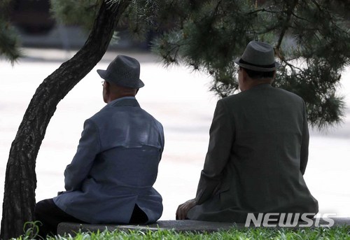 [서울=뉴시스]고승민 기자 =  서울 탑골공원을 찾은 노인들이 벤치에 앉아 시간을 보내고 있다. 2018.05.07. kkssmm99@newsis.com