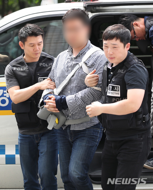 【서울=뉴시스】김진아 기자 = 자유한국당 김성태 원내대표를 폭행한 혐의로 구속영장이 청구된 김 모 씨가 7일 오후 서울남부지법에서 열린 영장실질심사에 출석하고 있다. 김 씨는 지난 5일 국회 본관 앞에서 단식농성 중이던 김 원내대표에게 접근해 얼굴을 한 차례 때린 혐의를 받고 있다. 2018.05.07. bluesoda@newsis.com