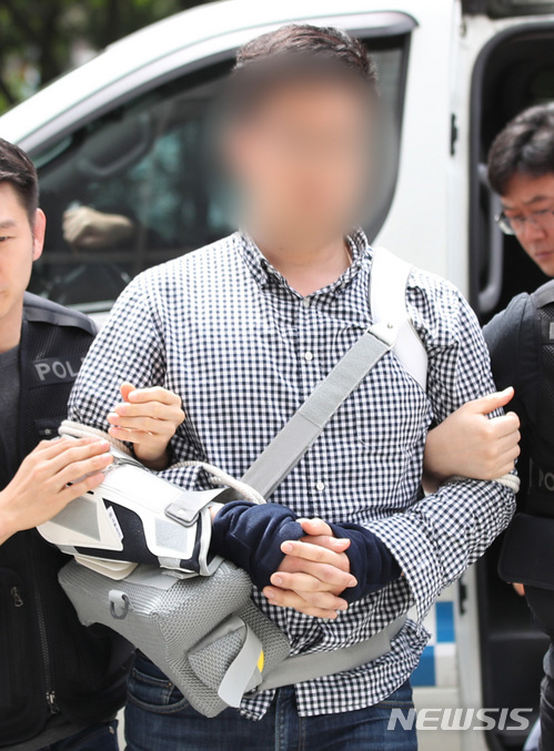 【서울=뉴시스】김진아 기자 = 자유한국당 김성태 원내대표를 폭행한 혐의로 구속영장이 청구된 김 모 씨가 7일 오후 서울남부지법에서 열린 영장실질심사에 출석하고 있다.&nbsp; 김 씨는 지난 5일 국회 본관 앞에서 단식농성 중이던 김 원내대표에게 접근해 얼굴을 한 차례 때린 혐의를 받고 있다. 2018.05.07.&nbsp; bluesoda@newsis.com