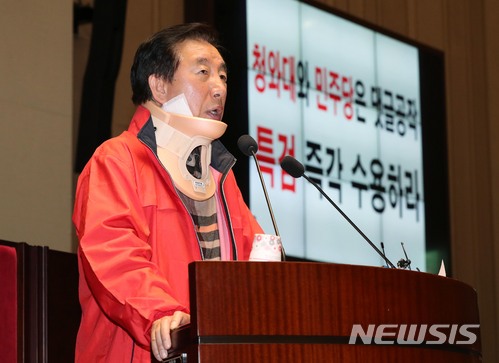 【서울=뉴시스】홍효식 기자 = 자유한국당 김성태 원내대표가 7일 오후 서울 여의도 국회 본청 예결위회의장에서 열린 의원총회에서 모두발언을 하고 있다. 2018.05.07. yesphoto@newsis.com