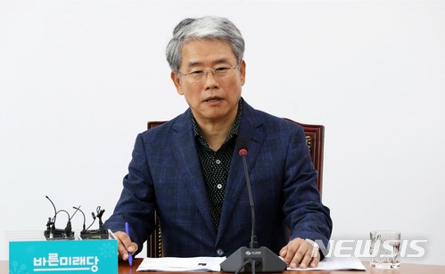 【서울=뉴시스】홍효식 기자 = 바른미래당 김동철 원내대표가 7일 오후 서울 여의도 국회에서 긴급 기자회견을 열고 원내대표 회동 소감을 밝히고 있다. 김 원내대표는 더불어민주당 우원식 원내대표에 대해 "말로는 특검을 수용한다고 했지만 야당이 받을수 없는 수많은 전제들과 조건들을 달아서 사실상 특검 거부를 교묘하게 조건부로 수용한것처럼 포장한거다"라고 비판했다. 2018.05.07. yesphoto@newsis.com