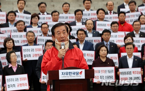 【서울=뉴시스】홍효식 기자 = 자유한국당 김성태 원내대표가 7일 오후 서울 여의도 국회 본청 앞 계단에서 긴급 기자회견을 열고 모두발언을 하고 있다.&nbsp; 김 원내대표는 "조건없는 특검 수용을 간곡하게 호소한다"며, "내일 오후 2시까지 답이 없다면 천막농성·노숙단식 등 모든 투쟁을 접고 5월 국회 종료를 선언할 수 밖에 없다"고 밝혔다. 2018.05.07.&nbsp; yesphoto@newsis.com