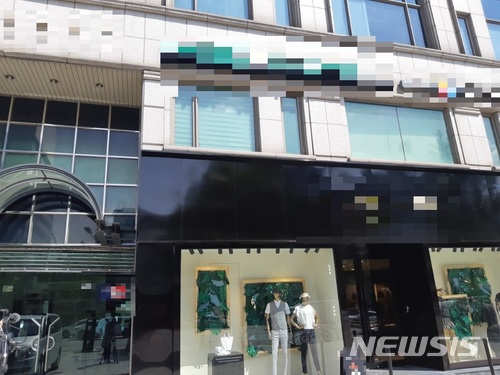 【서울=뉴시스】심동준 기자 = 8일 프로포폴 투약을 동반한 피부과 시술 이후 패혈증 증세 환자 20명이 발병한 것으로 의심되는 서울 강남구 신사동의 한 피부과 의원이 입주한 건물 전경. 2018.05.08&nbsp; s.won@newsis.com 