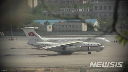 【서울=뉴시스】8일 중국 랴오닝(遼寧)성 다롄(大連)에 위치한 다롄국제공항에 북한 항공기 2대가 나란히 서 있다. (사진 출처: NHK 홈페이지) 2018.05.08. 