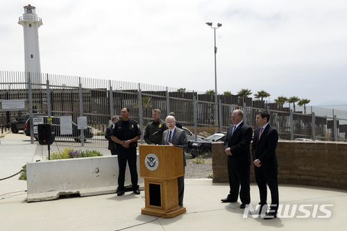 【샌디에이고( 미 캘리포니아주) = AP/뉴시스】 제프 세션스 미 법무장관이 5월 7일(현지시간)&nbsp; 캘리포니아 남부를 방문, 멕시코 티후아나와의 국경 장벽을 배경으로 앞으로 불법이민자에 대한 엄격한 단속을 하겠다며 연설하고 있다.&nbsp;&nbsp;&nbsp; 