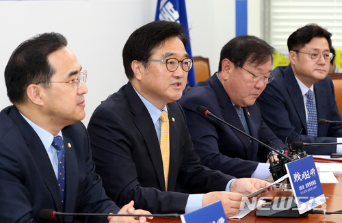 【서울=뉴시스】이종철 기자 = 8일 서울 여의도 국회에서 열린 더불어민주당 원내대책회의에서 우원식 원내대표가 마지막 원내대책회의를 주재하면서 모두발언을 하고 있다. 2018.05.08. jc4321@newsis.com