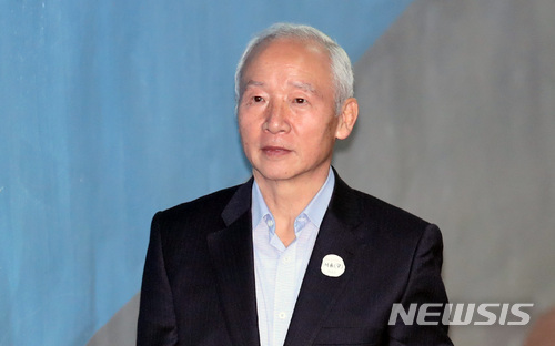 【서울=뉴시스】김선웅 기자 = 남재준 전 국가정보원장이 지난 8일 서울 서초구 서울중앙지법에서 열린 '국정원 수사방해' 결심 공판에 출석하고 있다. 2018.05.08.&nbsp; mangusta@newsis.com