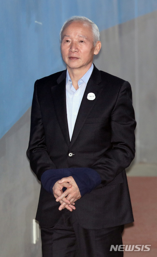 【서울=뉴시스】김선웅 기자 = 남재준 전 국가정보원장이 8일 오전 서울 서초구 서울중앙지법에서 열린 '국정원 수사방해' 결심 공판에 출석하고 있다. 2018.05.08.&nbsp; mangusta@newsis.com