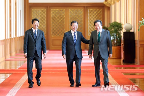 【서울=뉴시스】 문재인 대통령과 임종석 비서실장, 이낙연 국무총리가 8일 오전 청와대에서 열린 국무회의에 참석하기 위해 이동하고 있다. 2018.05.08. (사진=청와대 제공)&nbsp; photo@newsis.com
