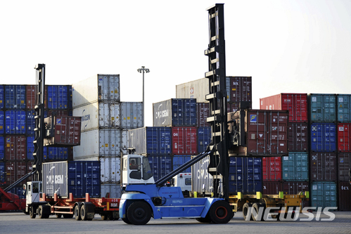 中, 추가관세 발동 전 미국에 '밀어내기 수출'...해상운임 4년래 최고